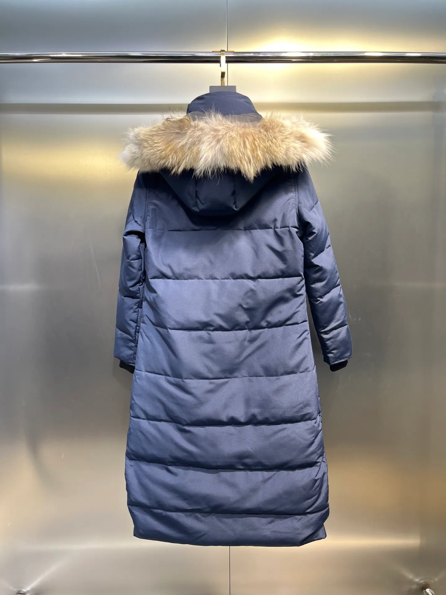 P860 CANADA GOOSE parka 22 styles ➖ Genuine synchronous anti-counterfeiting chip sensor! ➖ Imported 21-count polyester-cotton blended original fabric [last year’s 16-count/18-count hard fabrics have been completely eliminated, this year all use 21-count genuine synchronous fabrics, the soft mid-strap feels delicate and textured], genuine synchronous Feather-Light 10D waterproof coating fabric, made of 84.5 polyester fiber and 15.5 cotton, 100% the best feel in the entire network! ➖ The genuine official website is synchronized with the national standard 80 white duck down, you can check the official website customer service, there will never be a series of misleading claims such as 90 down or goose down! ��� Using the best nylon lining with double double-layer sealing design, velvet-proof No. 7 needle + grid-filled down ready-made garments, there is 100% no so-called velvet running! ➖ The cuffs are designed with thickened seamless threads, and the collar and pockets are lined with top-quality polar fleece to keep you warm and comfortable! ➖ Yoshida YKK provides original custom-made electroplated sliders. YKK two-way lockable zippers are tight and smooth and will not peel off paint! ➖ 3M composite guarantees that the Velcro is the same as the original, durable, and all accessories and hardware are custom-made! ➖ Imported BEHRINGER embroidery machine to customize the 10,000-needle embroidery logo, 98% of which can be reproduced to restore the original logo. You can check and compare on the official website! ➖ The fur collars are all made of large pieces of Western Canadian blue wolf hide, ensuring that each fur collar is 13-15cm wide! size：xs-xl
